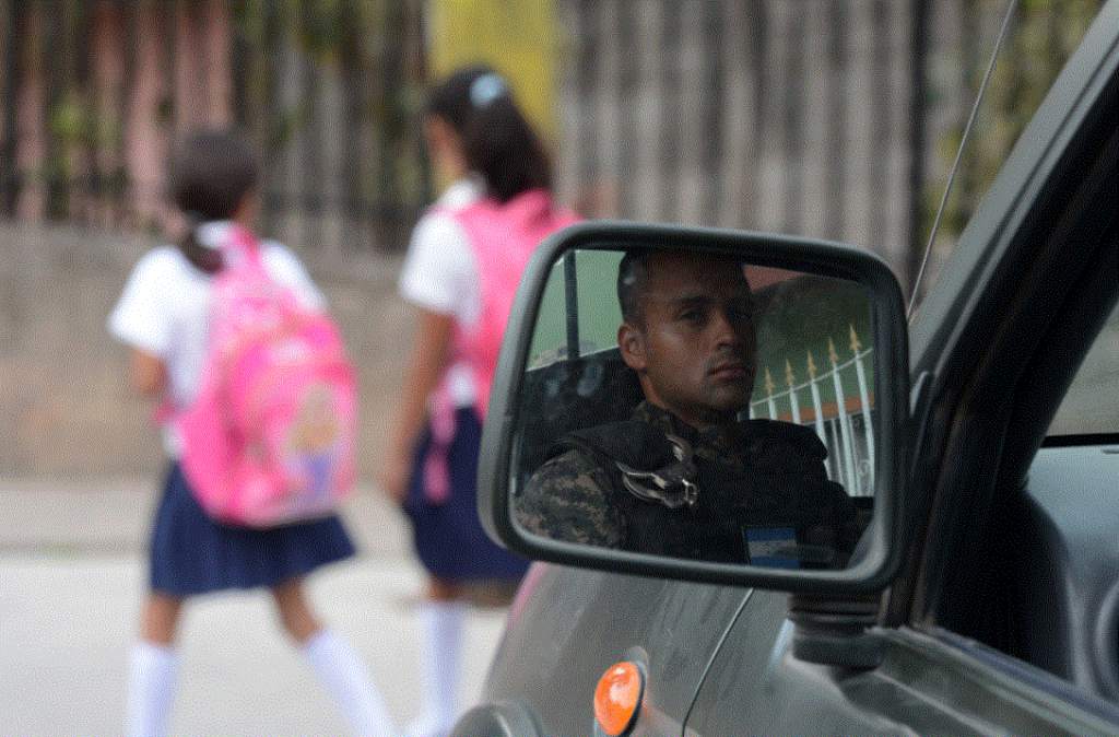 Militares custodian colegios en Honduras ante asedio de pandillas