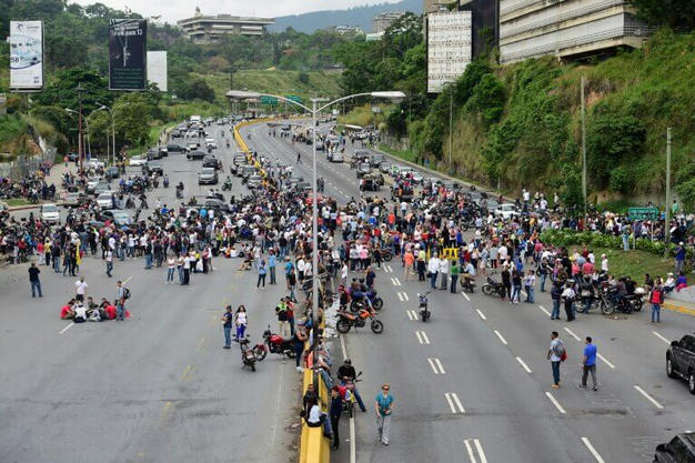 Opositores bloquean calles de Caracas en rechazo a Maduro y su Constituyente