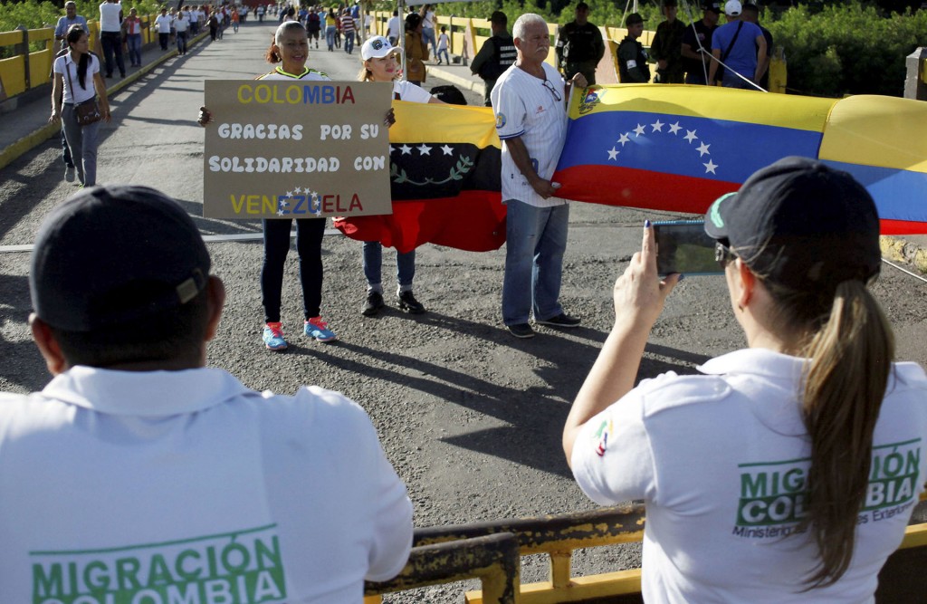 Unos 25.000 venezolanos cruzan diariamente a Colombia