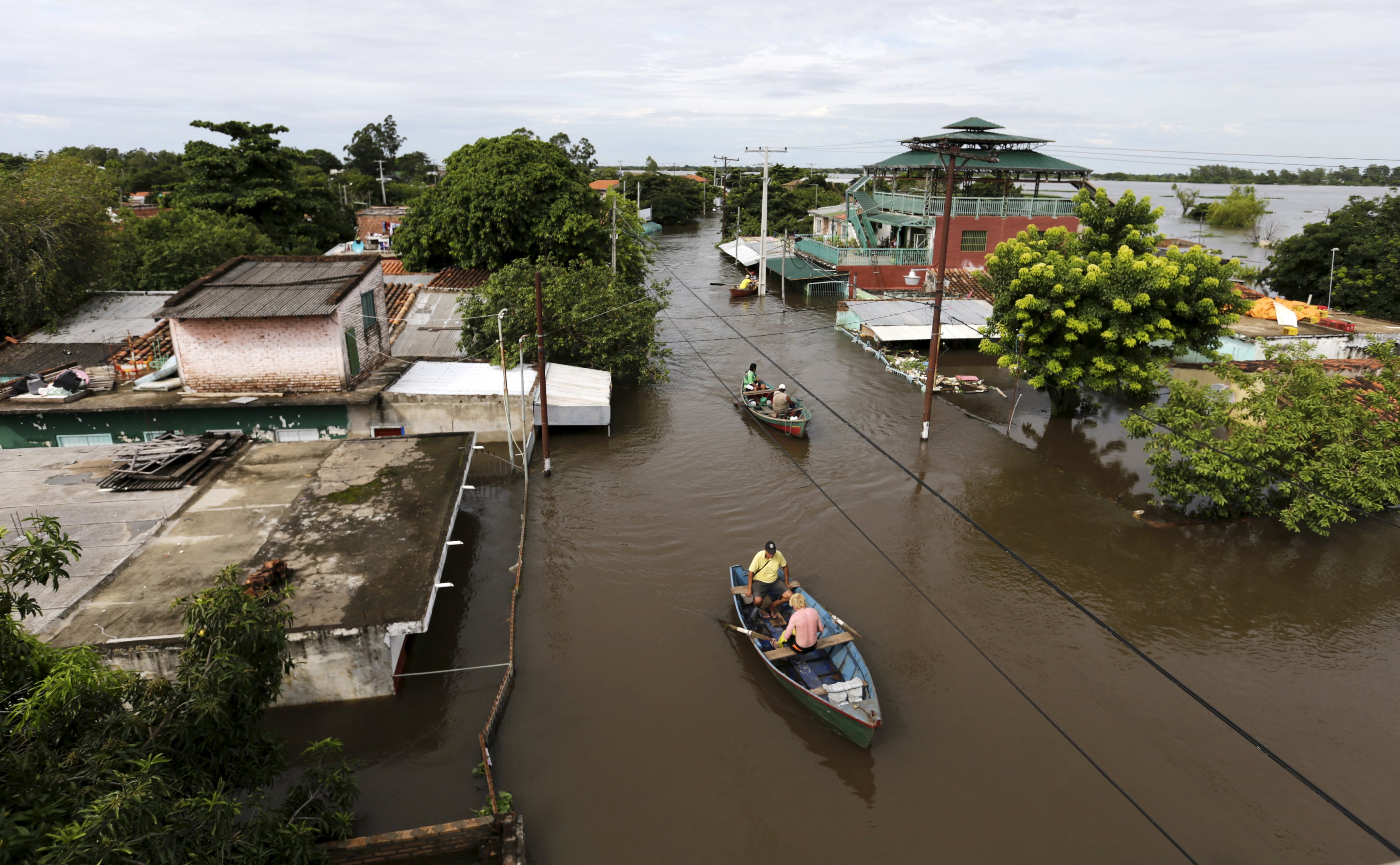 Casi 900 desplazados por inundaciones en Uruguay