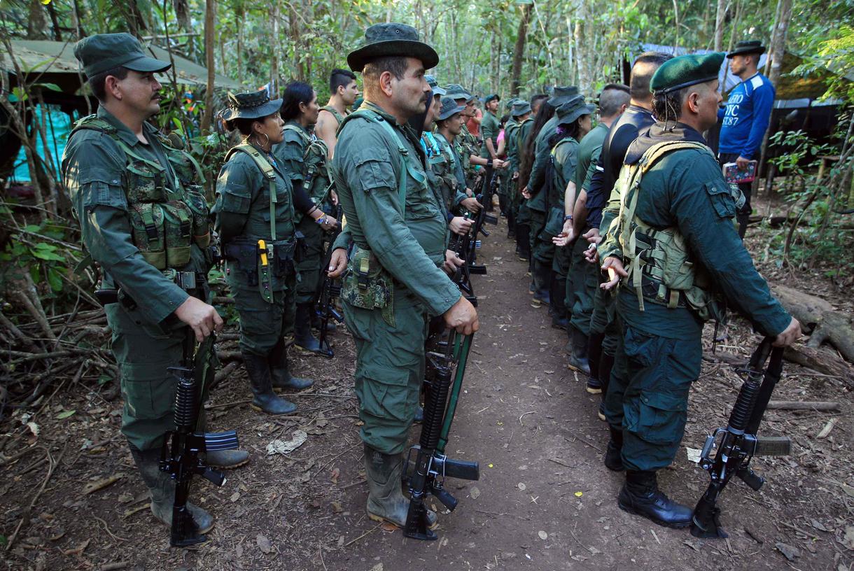 Colombia anuncia plan para proteger a 7.000 excombatientes de las FARC