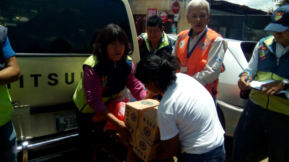 Ayuda a afectados por lluvias en Guajitos