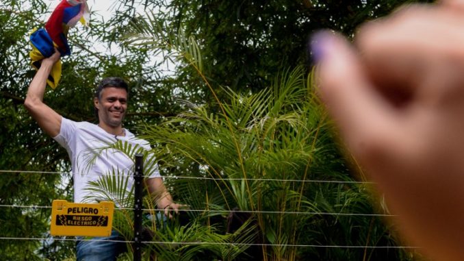 Fallo prohíbe a Leopoldo López hablar públicamente