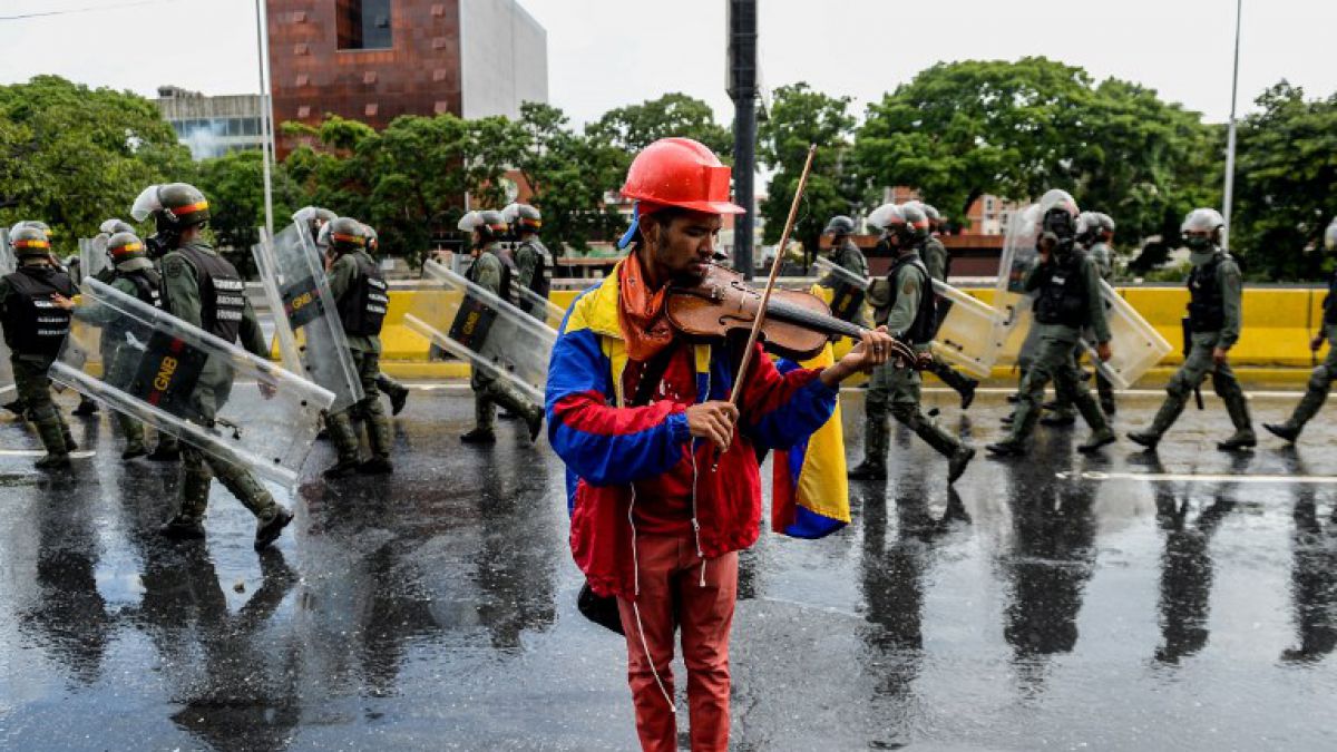 Liberan al violinista de las protestas contra Maduro