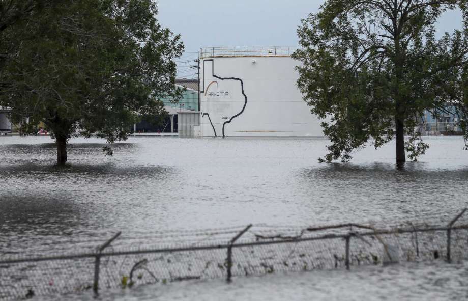 Más incendios se esperan en planta química en Texas inundada por Harvey