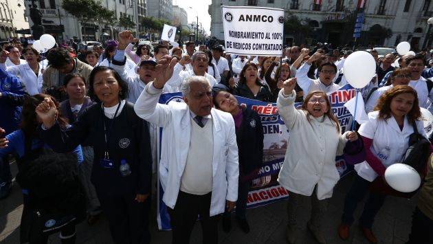 Médicos peruanos acuerdan con el gobierno y suspenden larga huelga