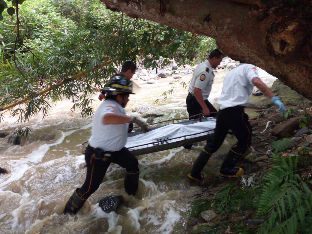 mujer arrastrada por río