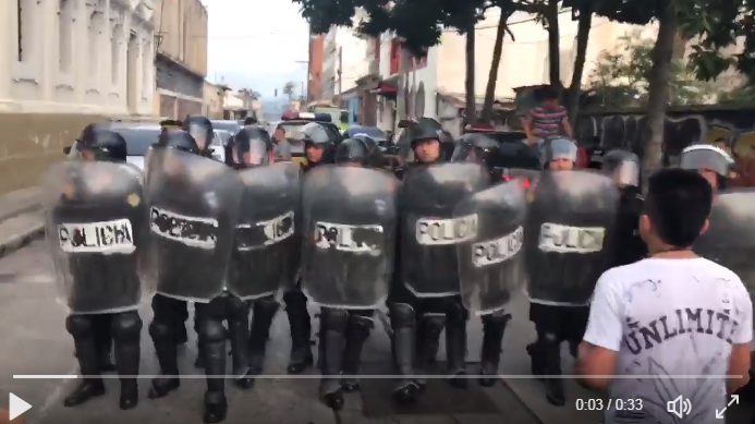 Así recibieron los manifestantes a los agentes antimotines en el Congreso