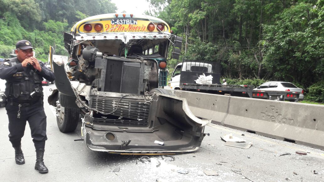 Bus se accidenta en bajada de Villa Lobos