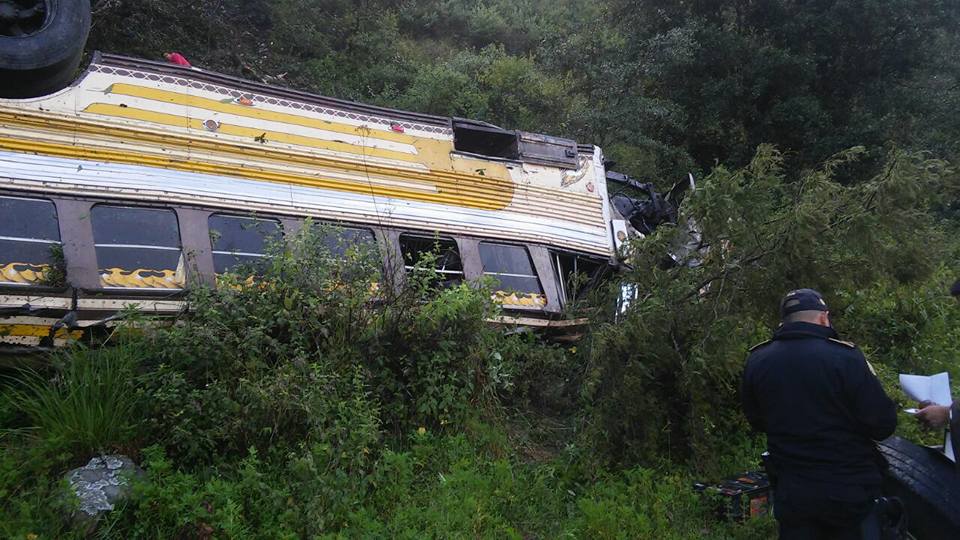 Bus colisiona con microbús