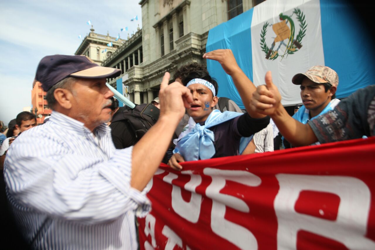 Confrontaciones marcan el 15 de septiembre en La Plaza previo a desfiles