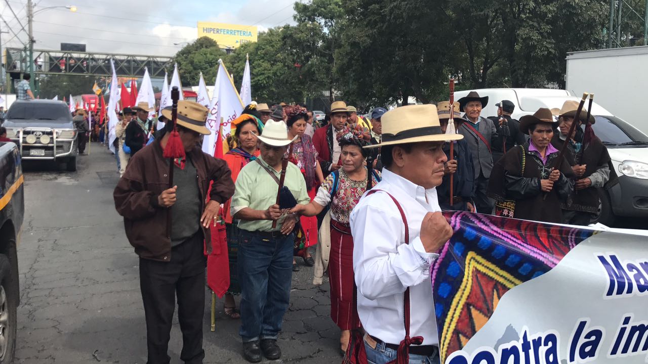 Campesinos manifiestan contra el Congreso