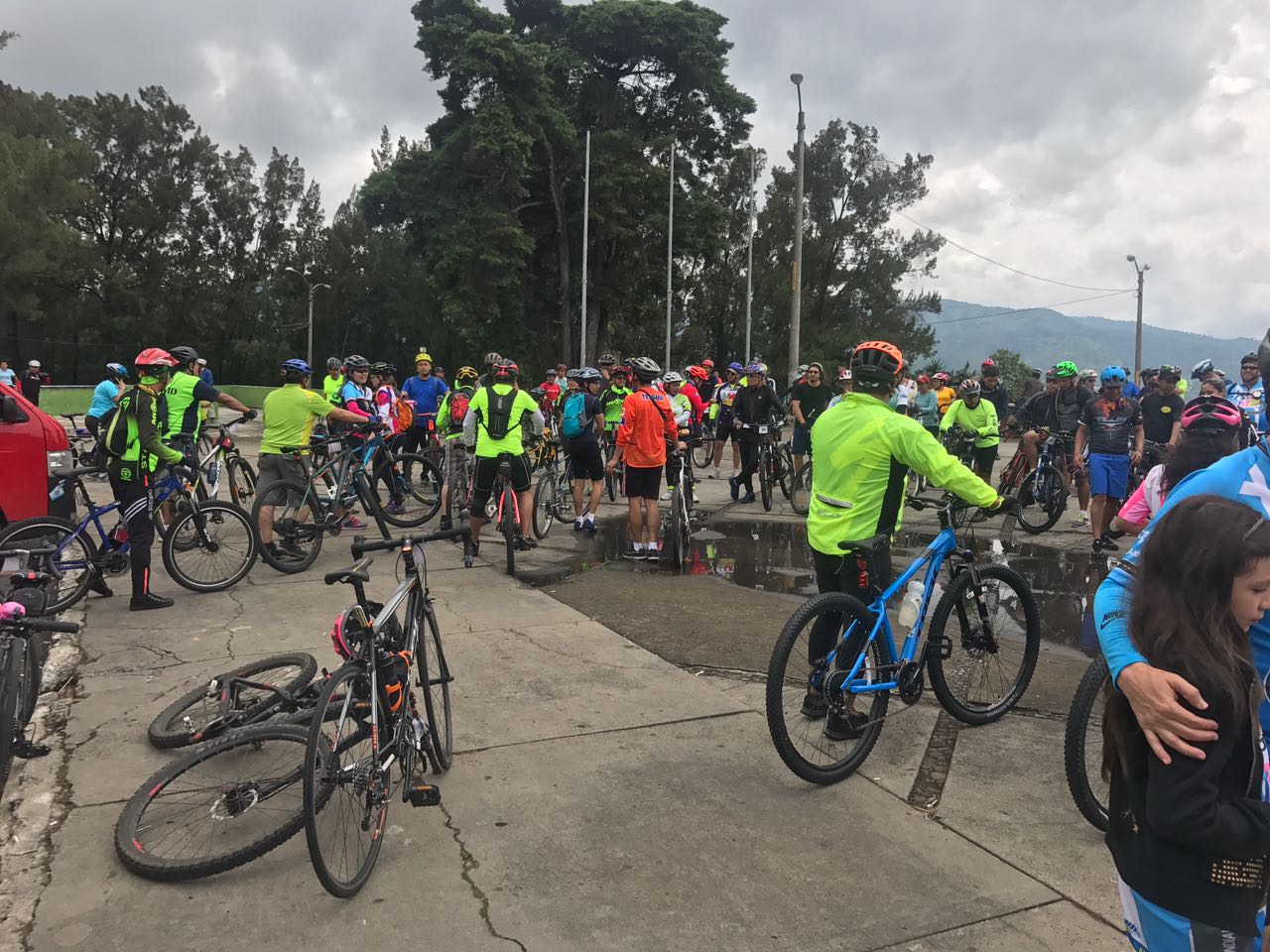 Ciclistas salen a las calles del país para conmemorar el Día Internacional sin Auto