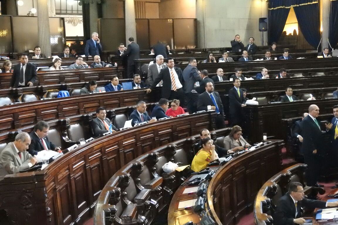 Dos bancadas desaparecerían con la renuncia de más de 100 diputados, dice Congreso Transparente