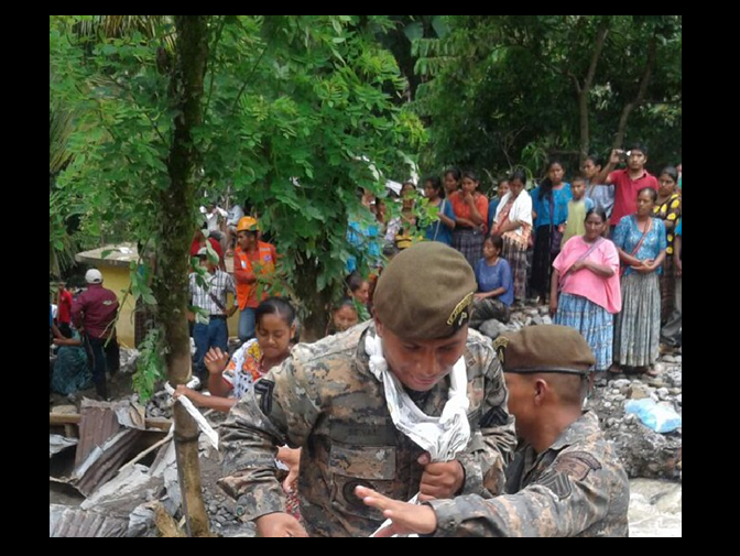 VIDEO: Así le salvan la vida a personas los elementos del Ejército en Alta Verapaz