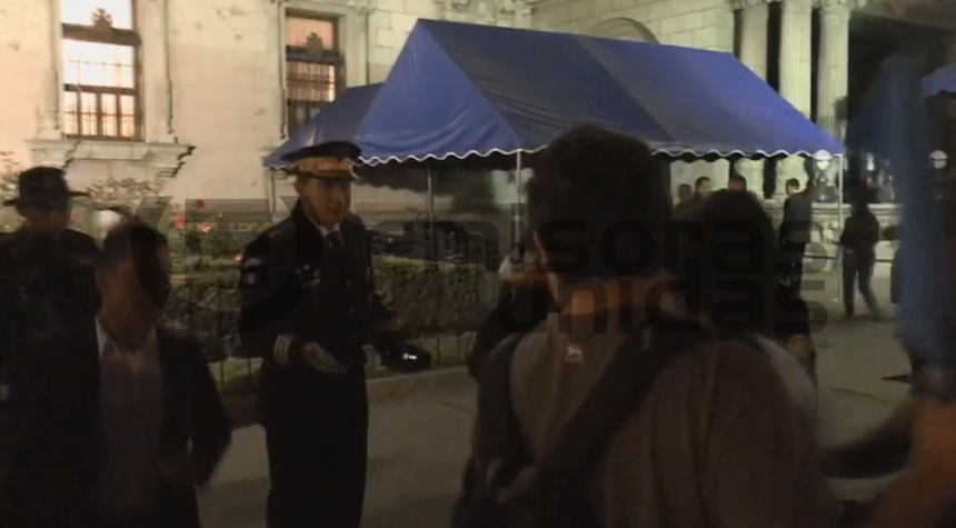 Manifestante empuja a director de la PNC frente al Palacio Nacional