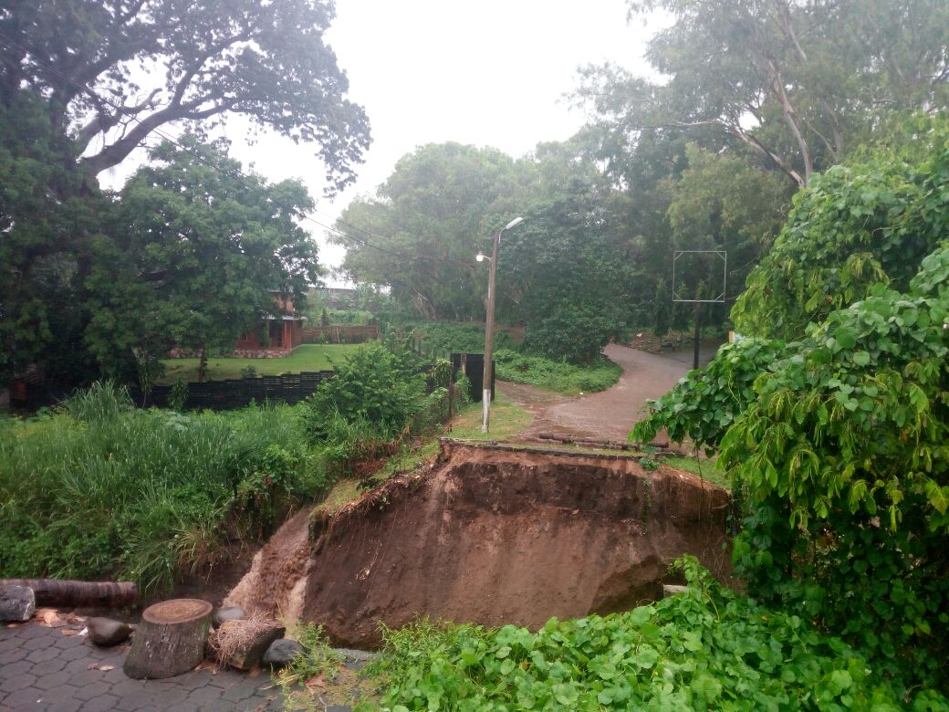 Colapsa puente que comunica al CONSUROC en Mazatenango