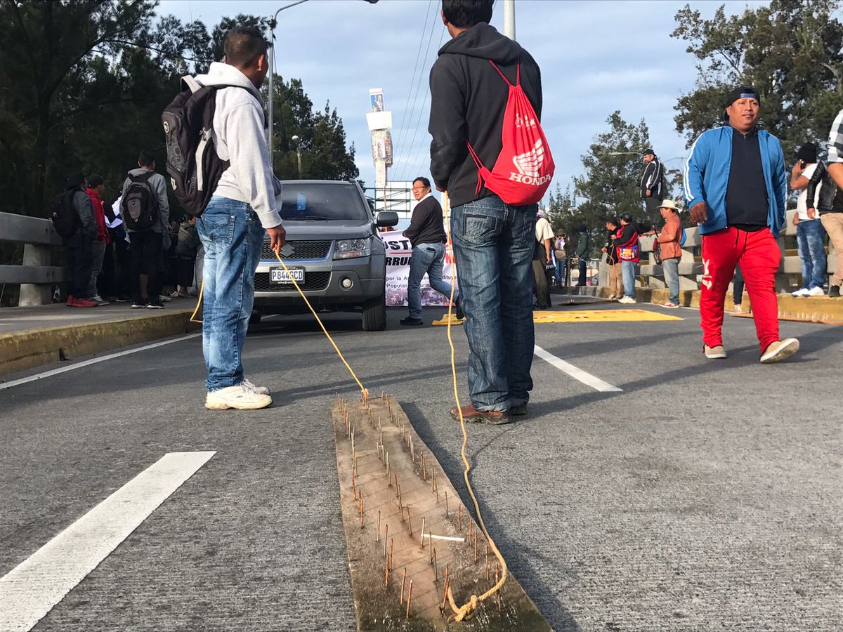 Entérese porqué manifestantes utilizan tablas con clavos