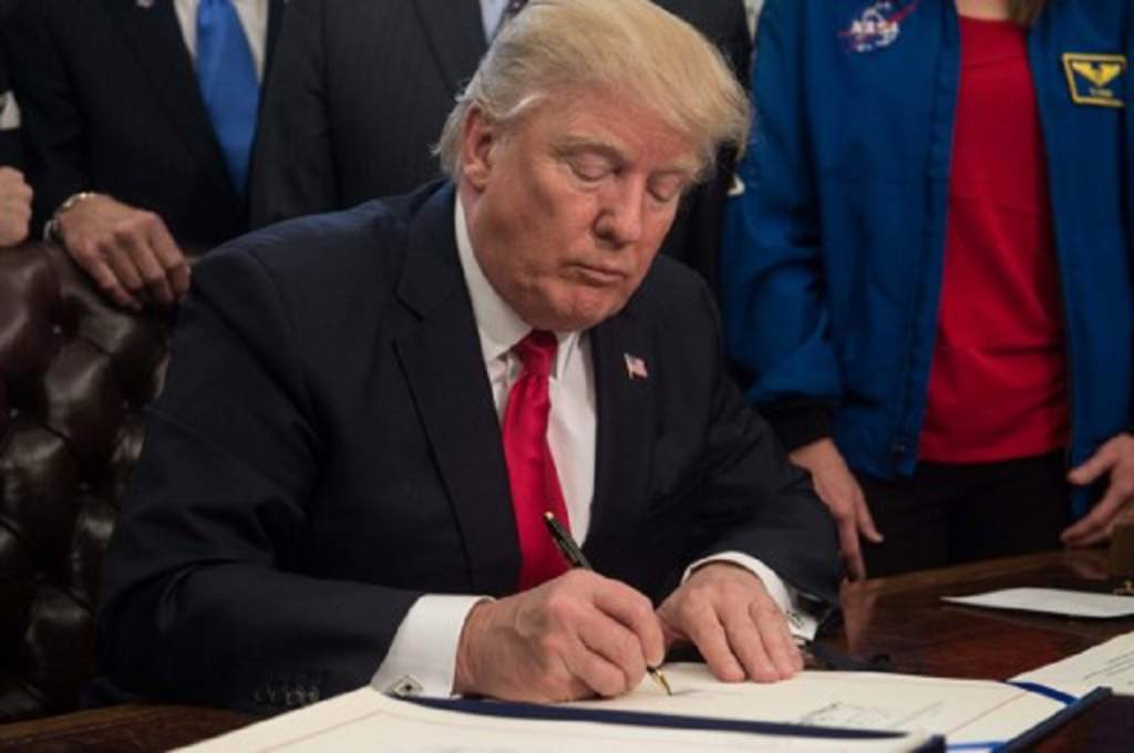 El futuro de miles de jóvenes de EEUU depende de una firma de Trump