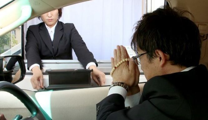 En Japón se puede asistir a un funeral sin salir de su coche