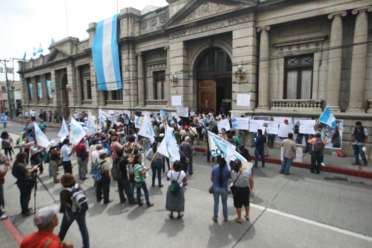 Anuncian manifestación tras respaldo del Congreso al presidente Jimmy Morales