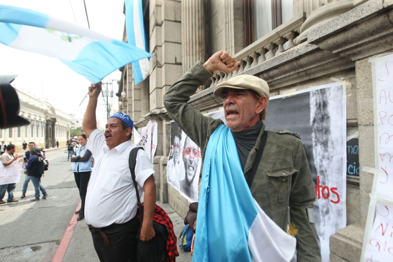 Manifiestan en el Congreso a favor y en contra del antejuicio contra presidente Jimmy Morales