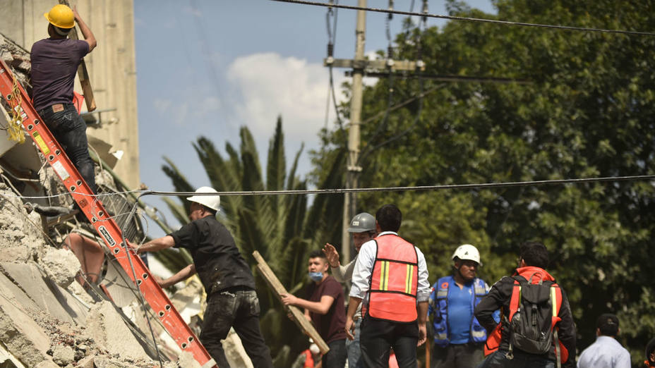 Mexicanos se esfuerzan al límite en rescates de sobrevivientes del sismo