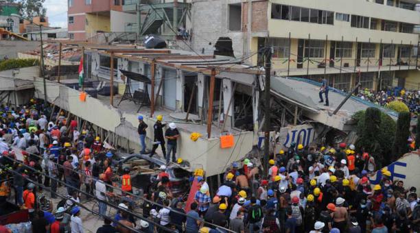 México: Redoblan esfuerzos para sacar a niña atrapada en escuela tras terremoto