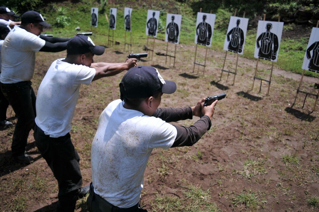 Guardias penitenciarios reciben curso para uso de armas de fuego