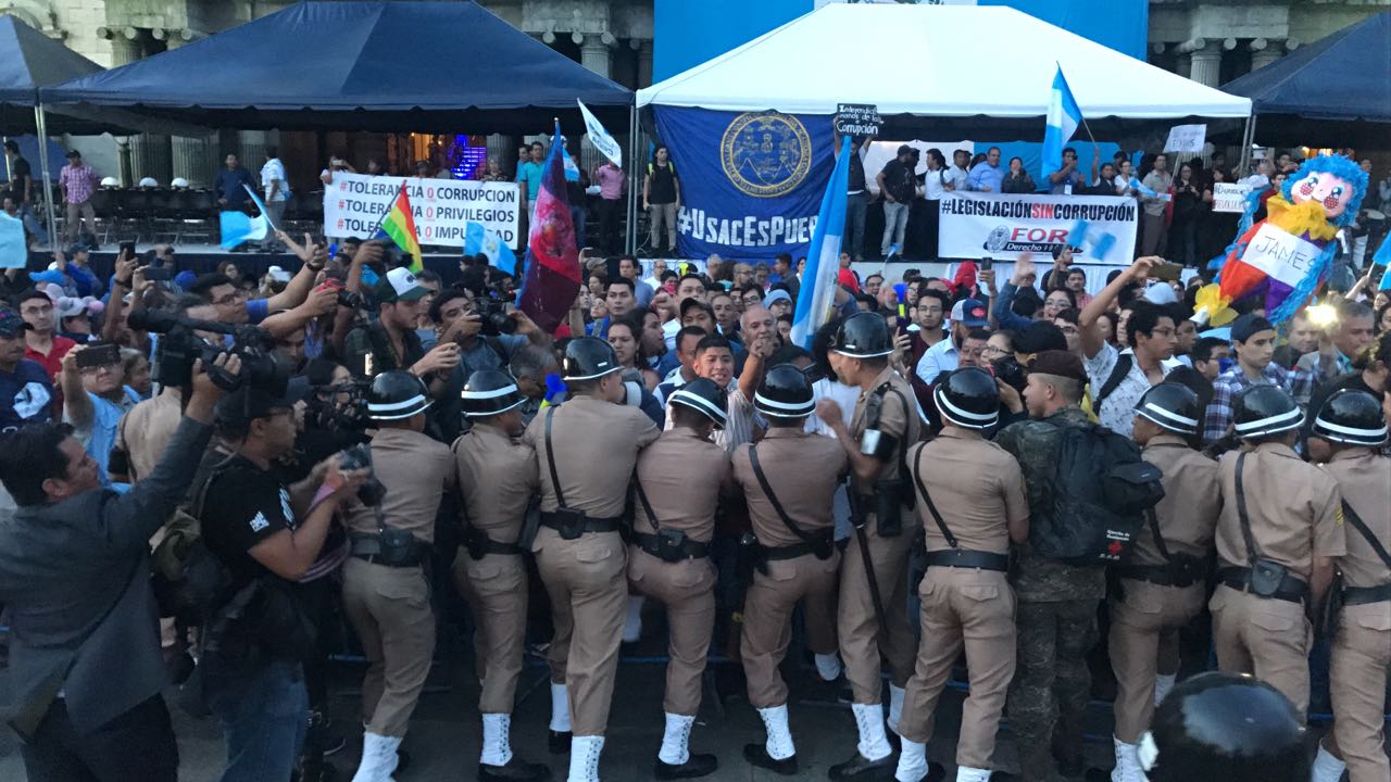 Manifestación se sale de control en la Plaza de la Constitución