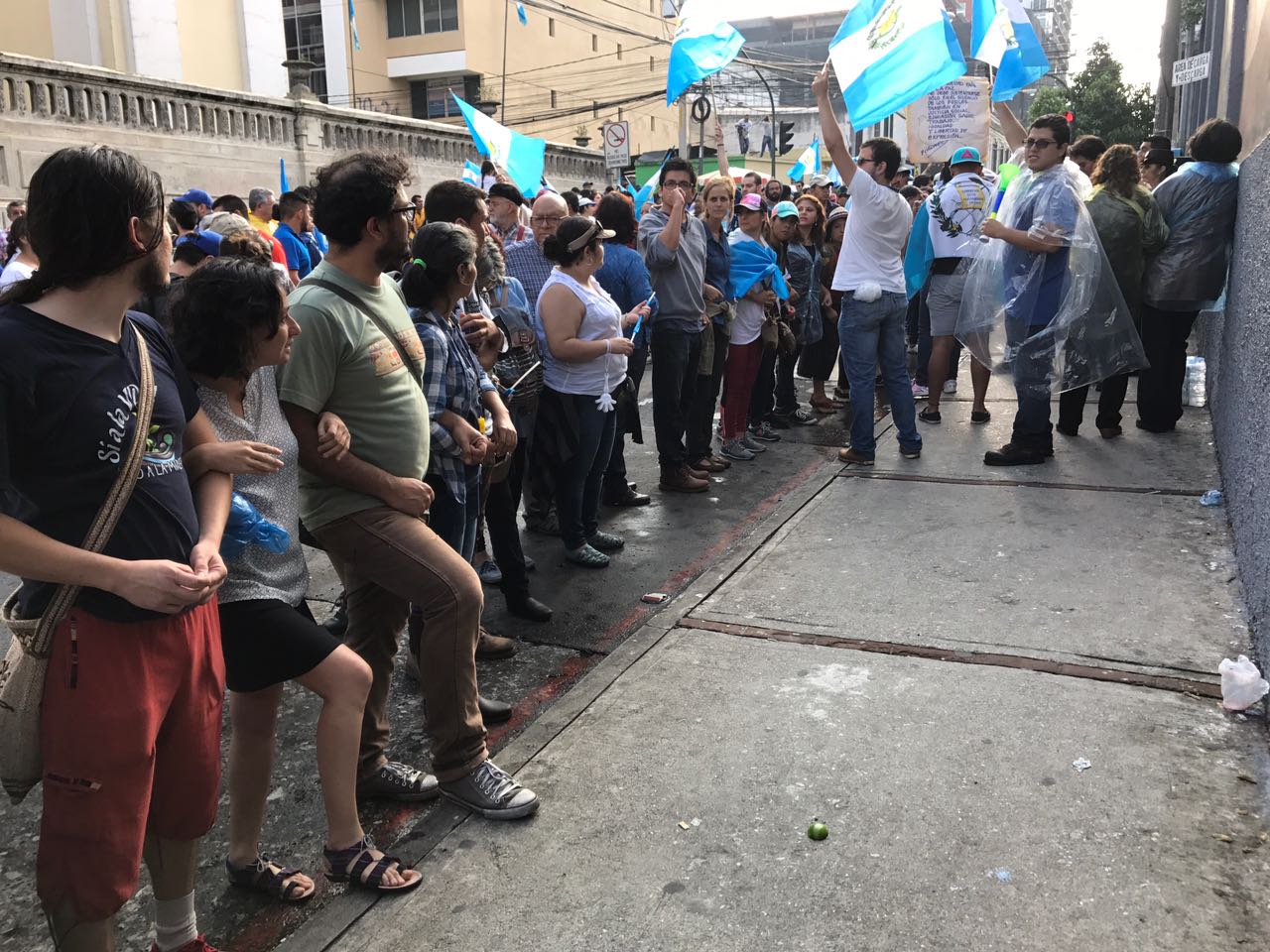 Así pretenden evitar manifestantes la salida de diputados