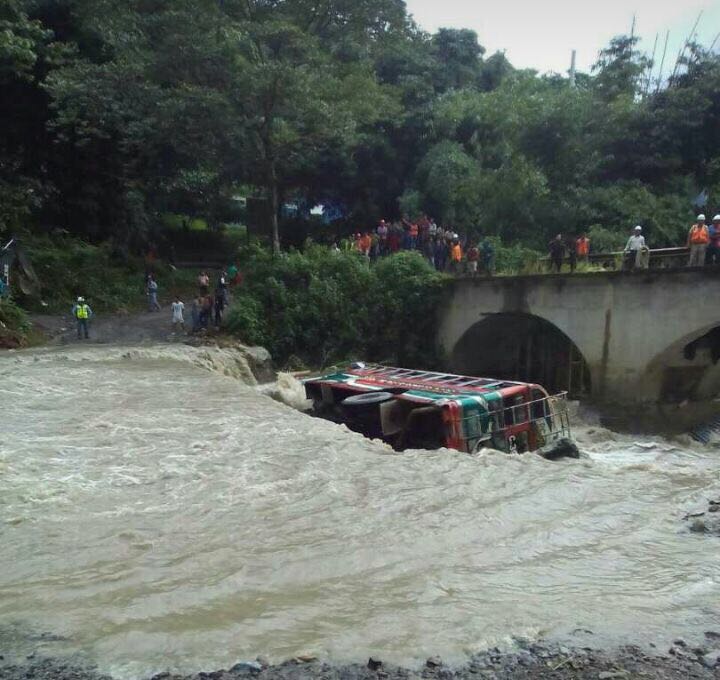 Bus cae a río