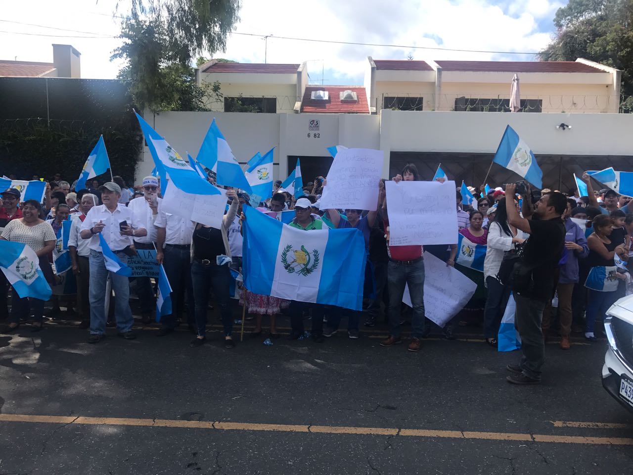 Personas piden la salida del comisionado Velásquez frente a Cicig