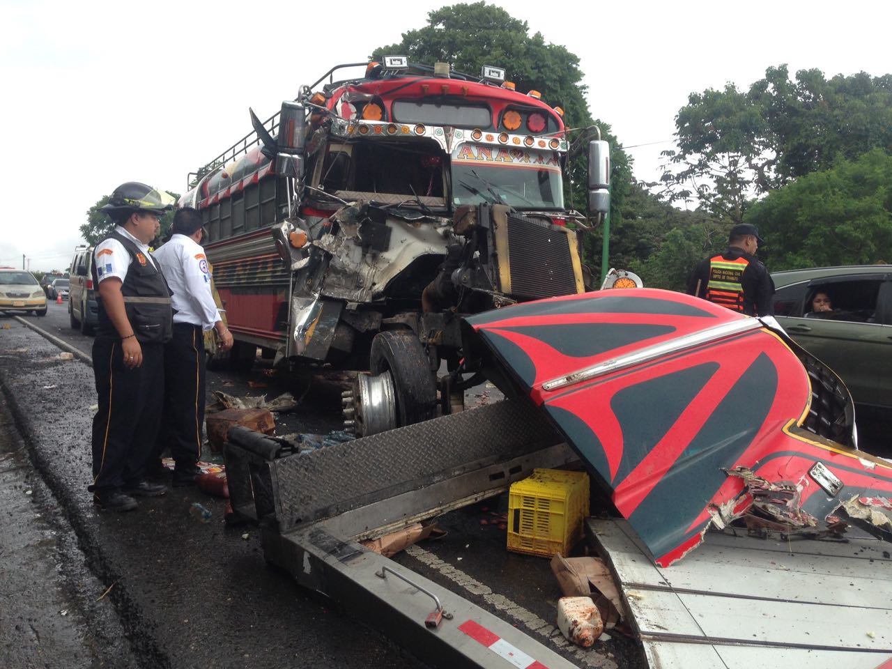 Accidente bus y camión en ruta a El Salvador