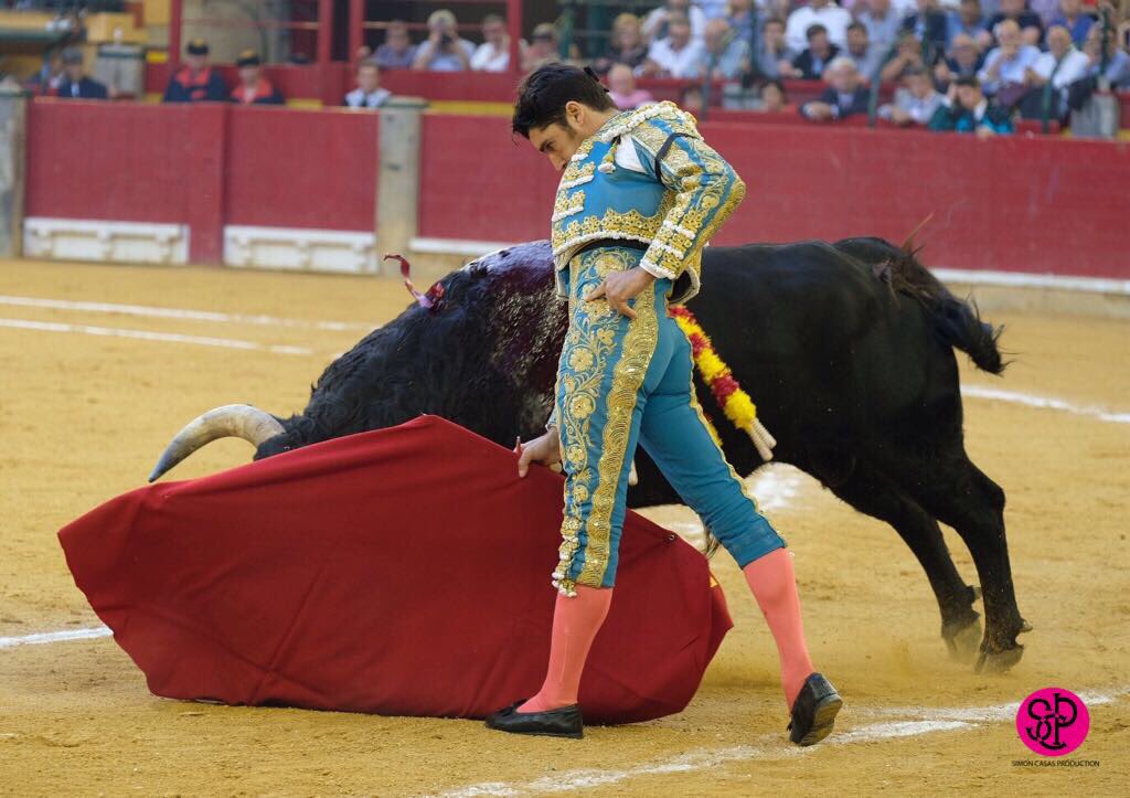 Cayetano Rivera , herido por el segundo toro en Zaragoza, al que le corta las dos orejas