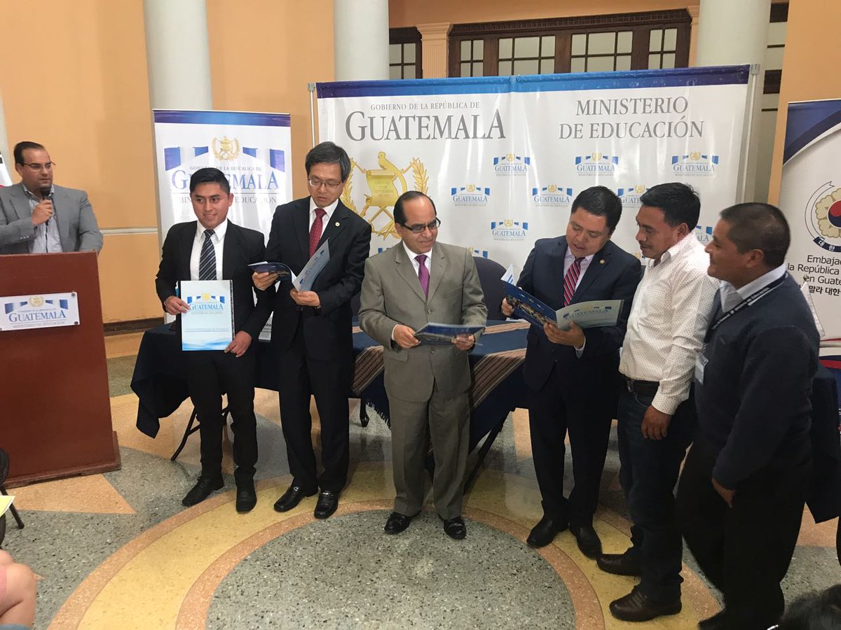 Corea del Sur entrega becas a maestros guatemaltecos