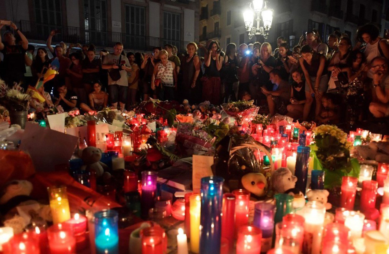 Mexicanos recuerdan a víctimas del terremoto con mariachis y velas