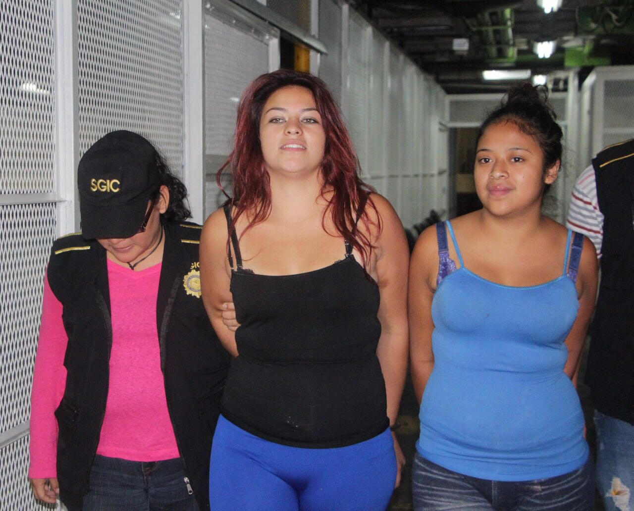 Mujeres detenidas por extorsión