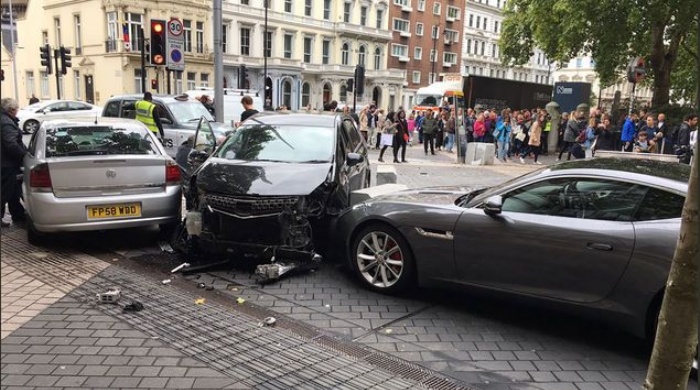 Heridos vehículo atropelló a peatones en Londres