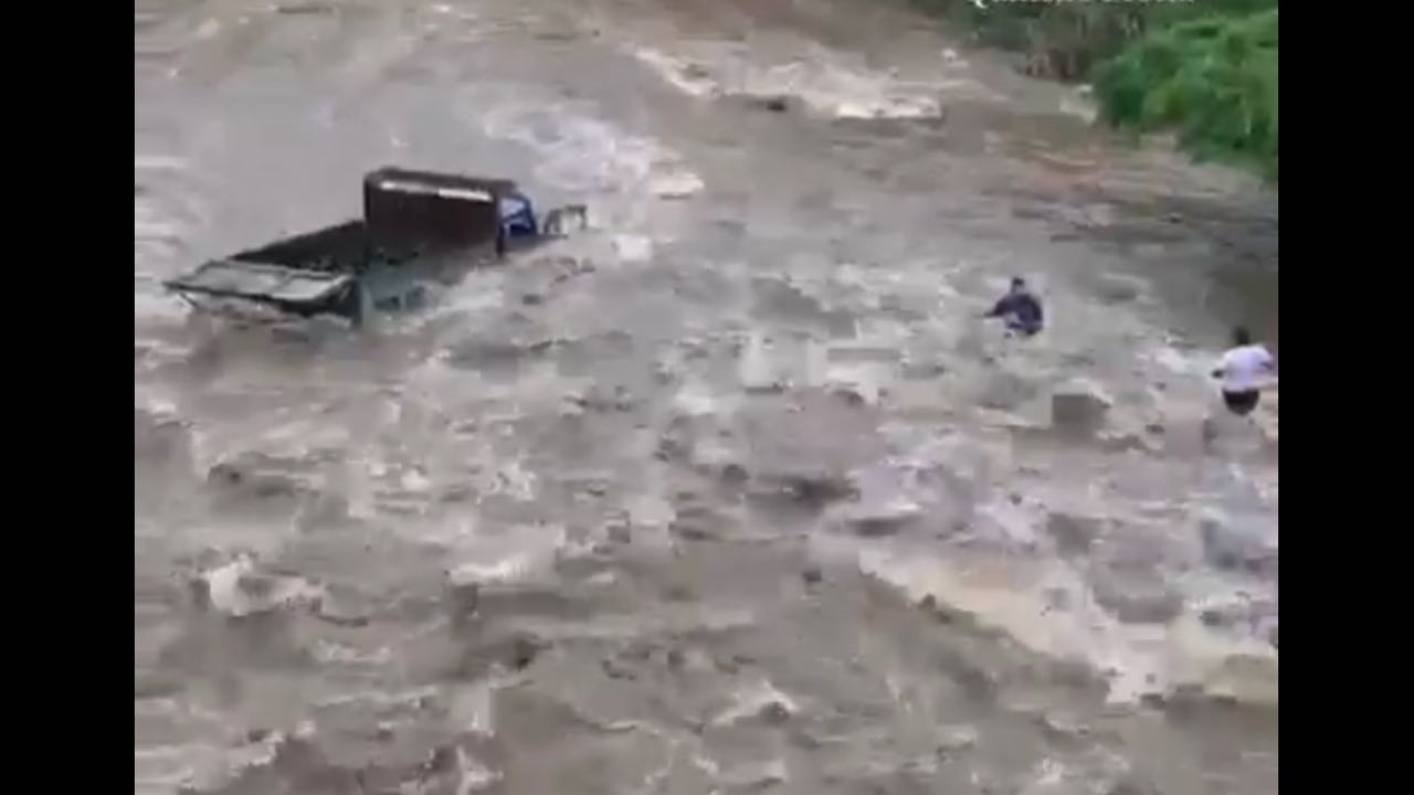 Camión arrastrado por correntada