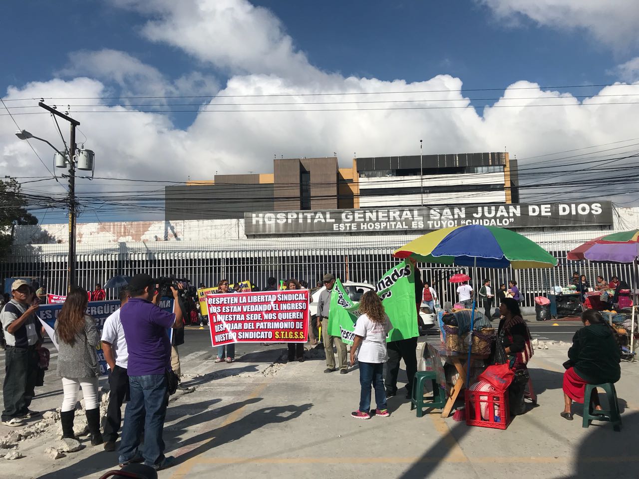 Protesta vendedores informales en el San Juan de Dios