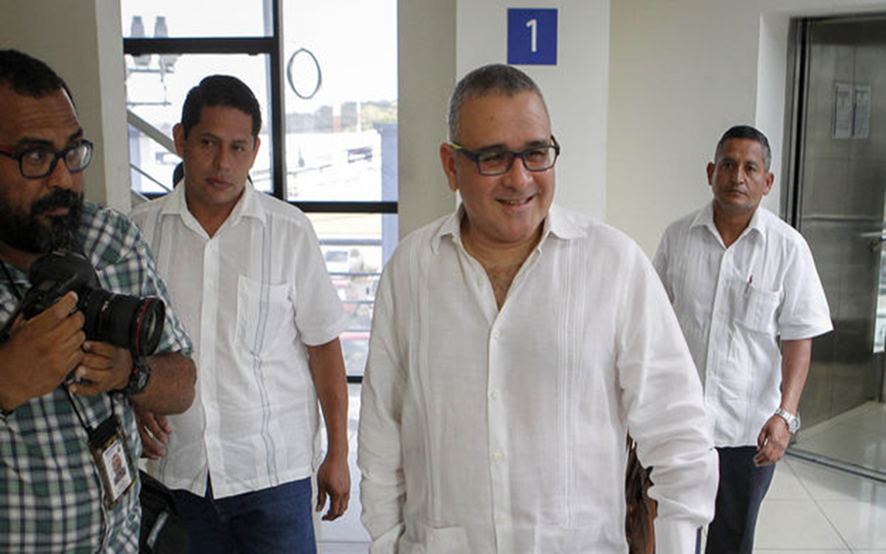 Condenan a expresidente salvadoreño por enriquecimiento ilícito