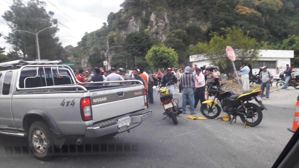 Piloto de picop huye tras accidente