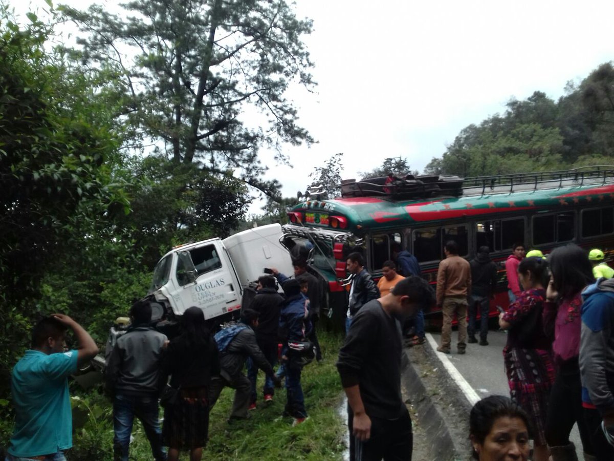 Accidente entre bus y camión