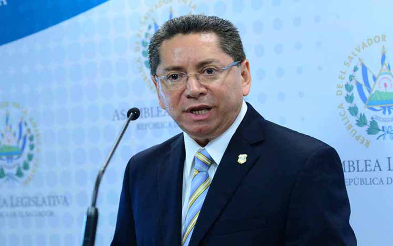 El fiscal salvadoreño celebra "histórica" condena contra expresidente Funes