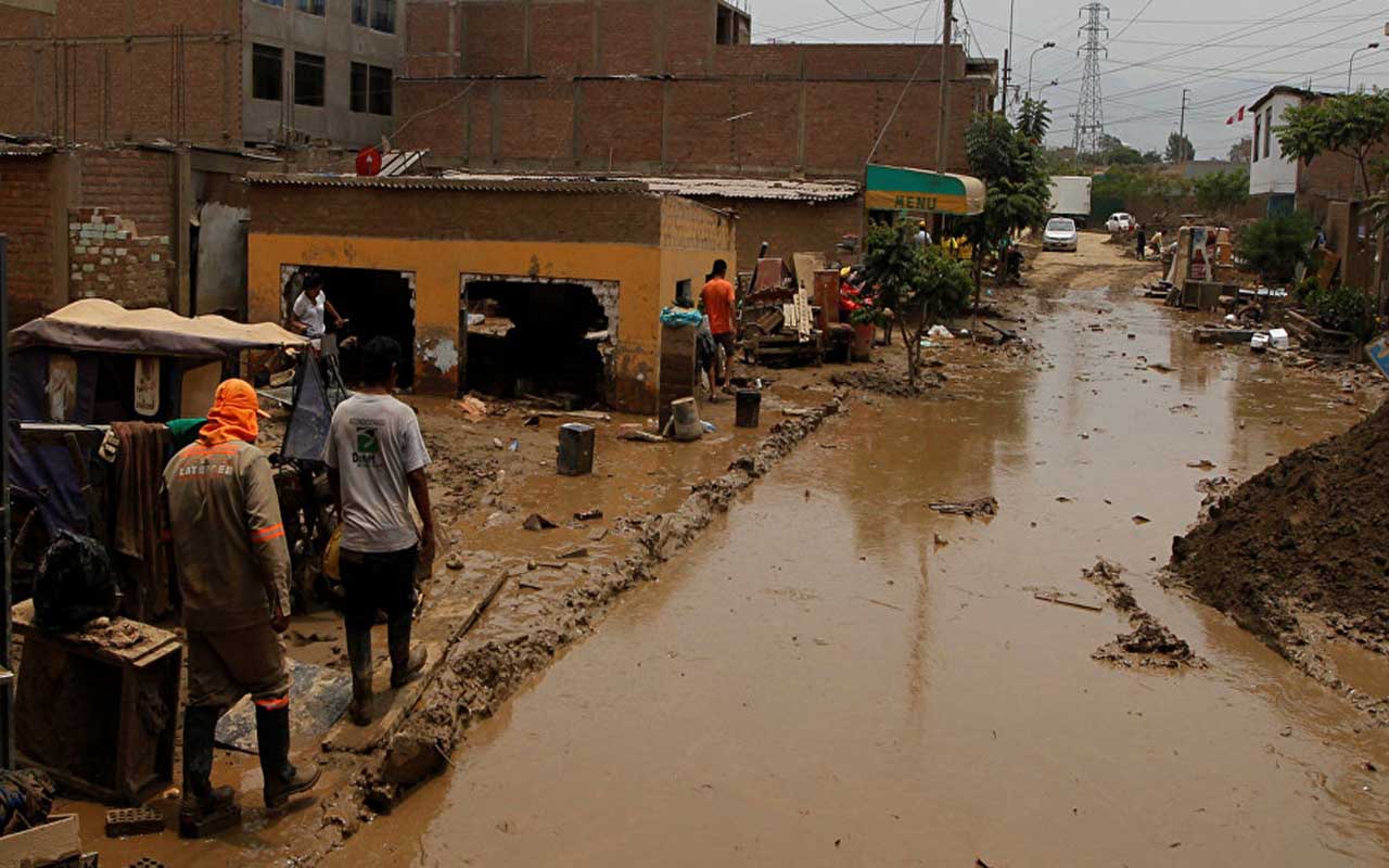 Inundaciones en Perú dejan dos muertos