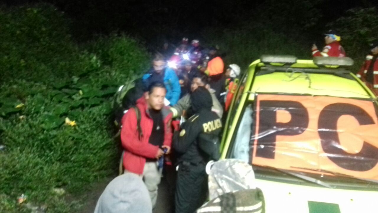 Rescatan a turistas en el volcán Atitlán