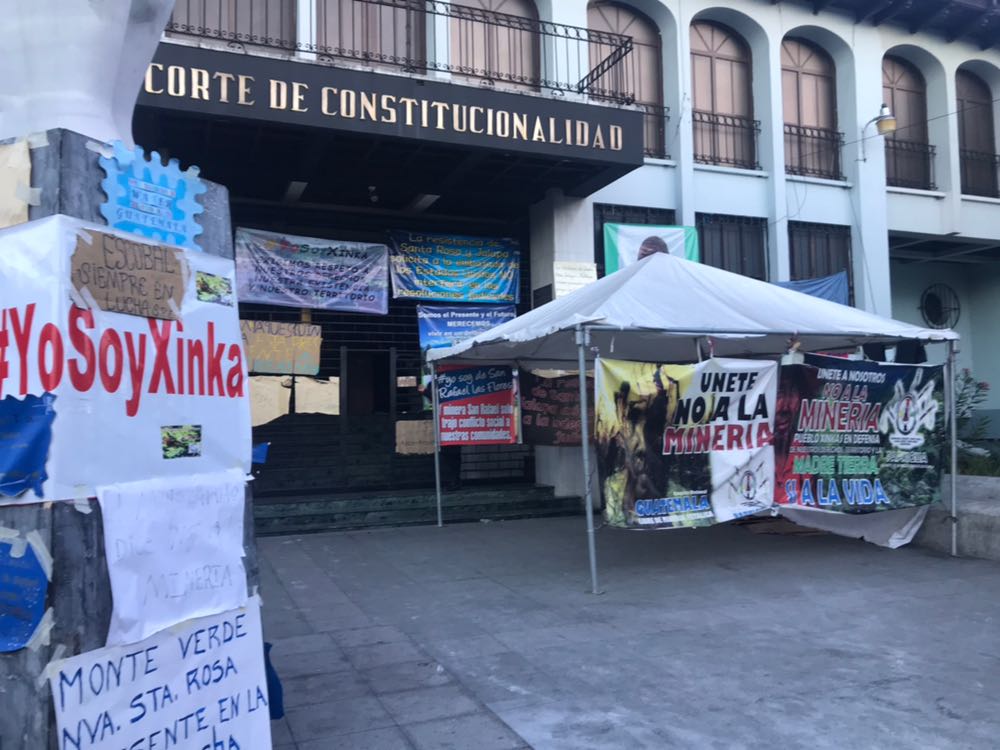 Cinco personas pernoctan frente a Corte de Constitucionalidad contra actividad minera