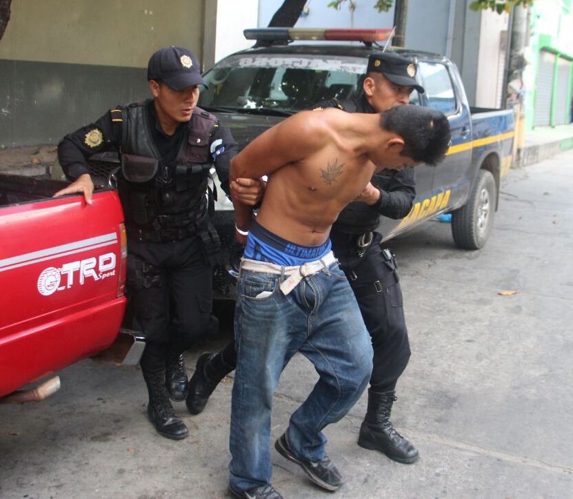 Hombre capturado cuando violaba a una mujer