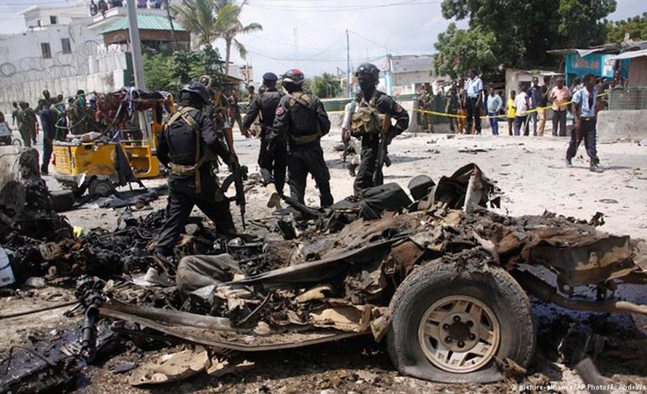 Al menos 13 policías mueren en un atentado en Somalia